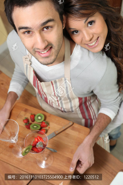 情侶制作水果雞尾酒-匯圖網(wǎng) www.fosd68.com 情侶制作水果雞尾酒