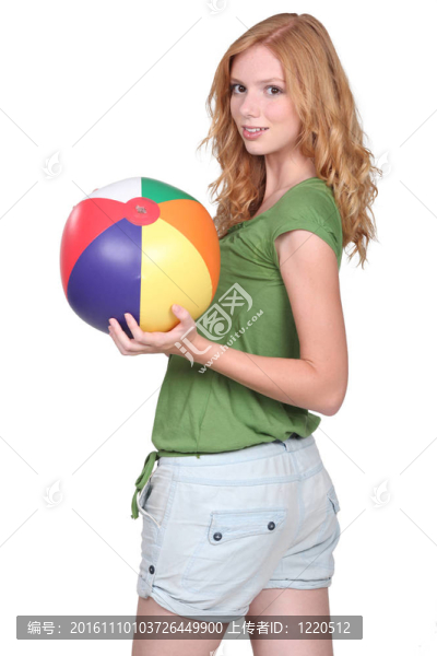 女孩拿著沙灘球-匯圖網(wǎng) www.fosd68.com 女孩拿著沙灘球