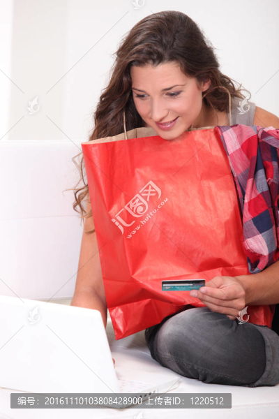 網(wǎng)上購物的女人。