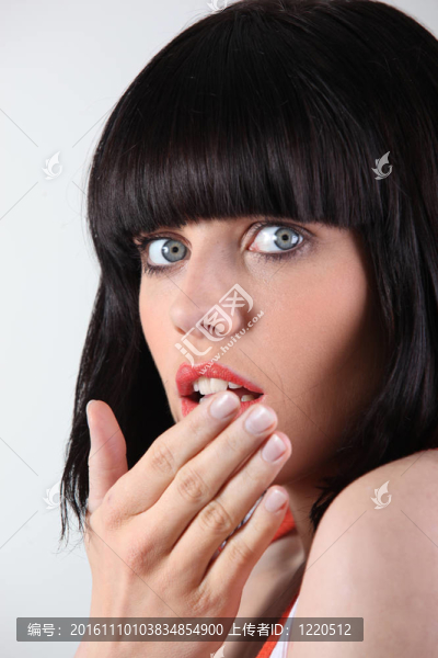 年輕的女人盯著看-匯圖網(wǎng) www.fosd68.com 年輕的女人盯著看