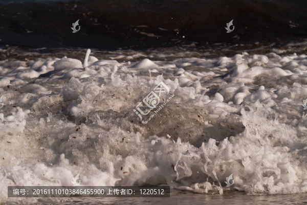 地中海上的海浪