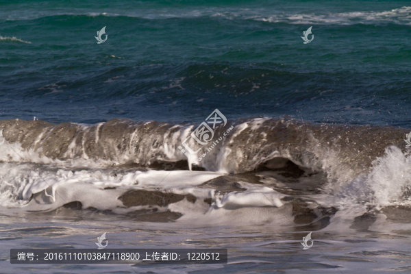 地中海上的海浪