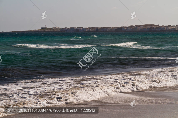 地中海上的海浪