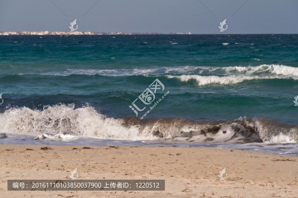 地中海上的海浪