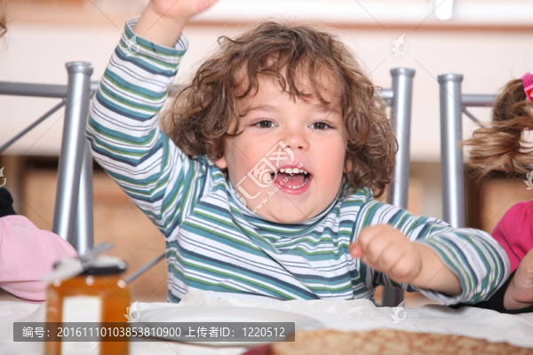 孩子們在家里吃早餐