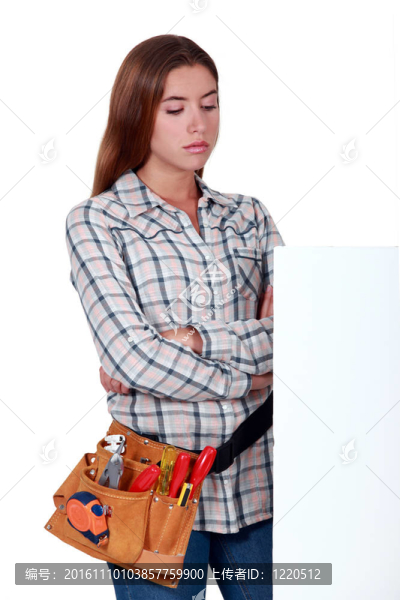 不快樂的女人站在一個空白的標志后面