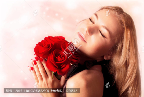 美女手捧紅玫瑰花束
