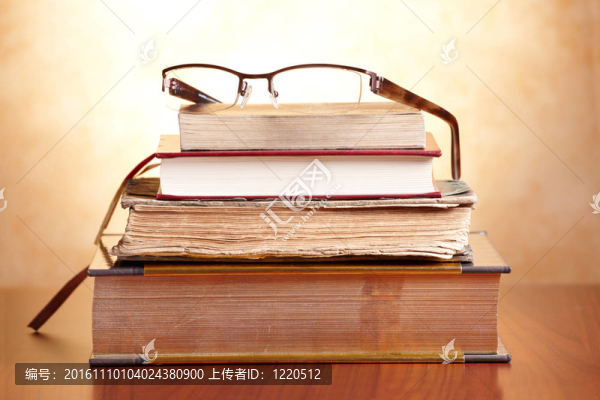 帶眼鏡的老書