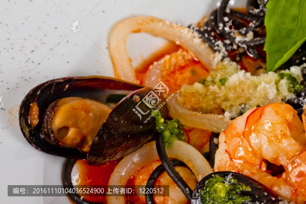 黑面條（用墨魚汁意大利）與shrumps；貽貝、魷魚