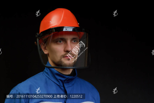 穿著工作服和頭盔的工人