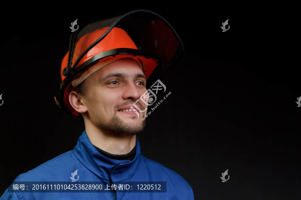 穿著工作服和頭盔的工人