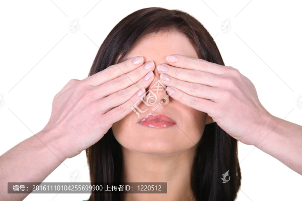女人用手捂住眼睛