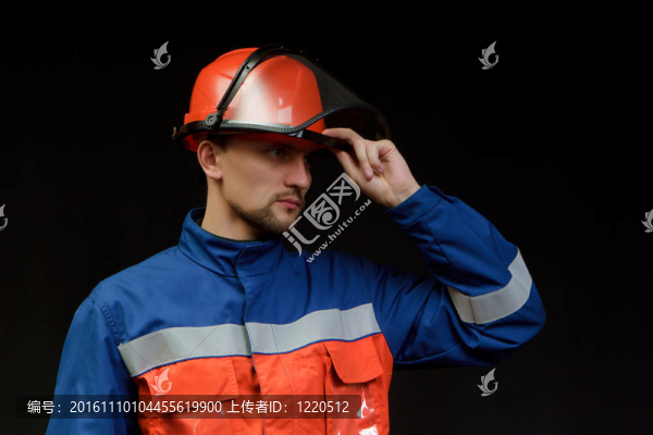 穿著工作服和頭盔的工人