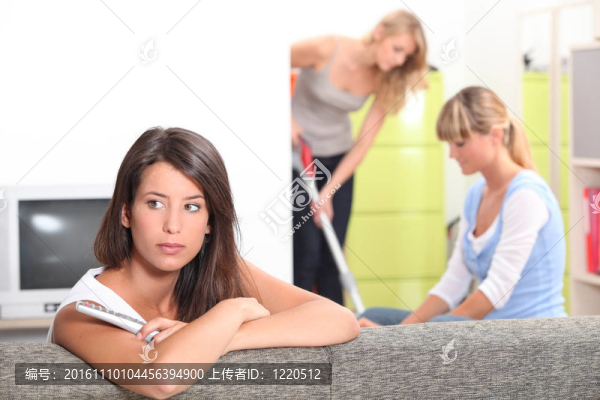 三人一起生活