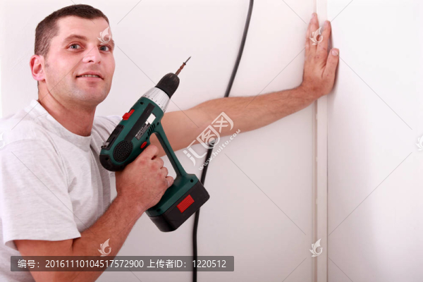 用鉆頭工作的工匠