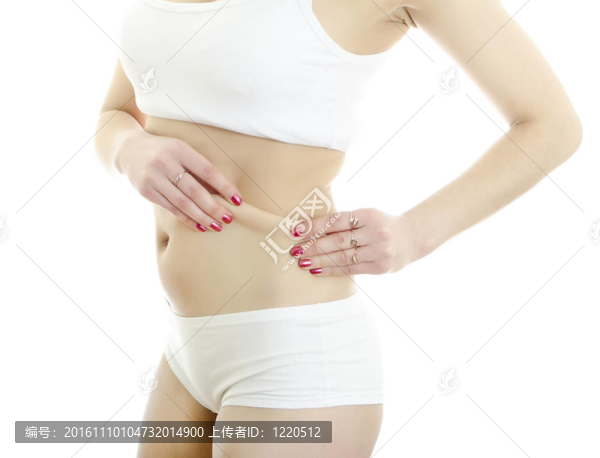 女孩在她的腰上折疊的皮膚。白色背景中分離。