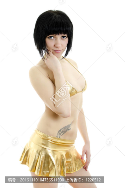 黑發(fā)女孩在金擺內(nèi)衣。白色背景中分離。