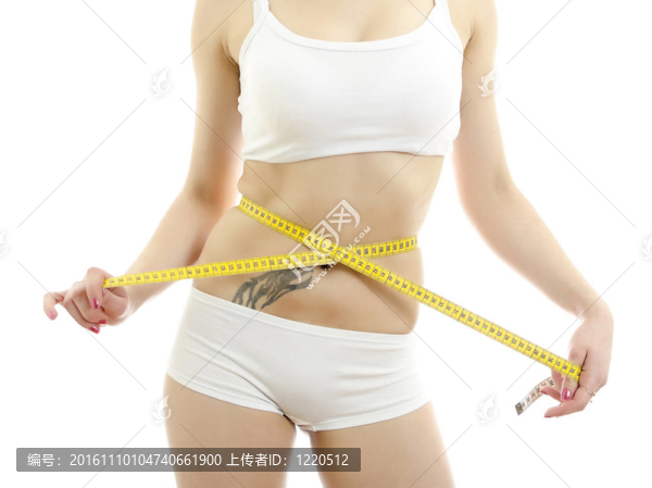 女人測量她的腰。白色背景中分離