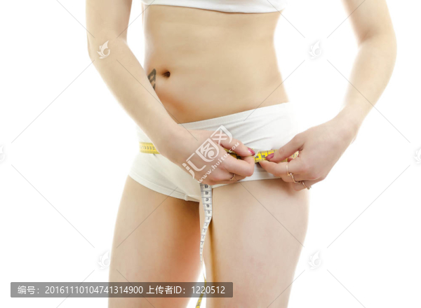 女人測量她的戰(zhàn)利品。白色背景中分離