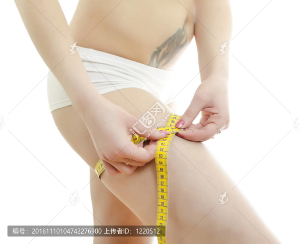 測量她的腿的女人。白色背景中分離