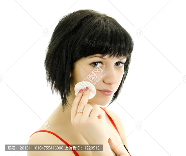 特寫的婦女用棉簽清洗她的臉。白色孤立。