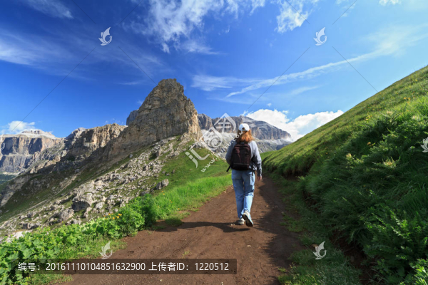 在法薩山谷徒步旅行