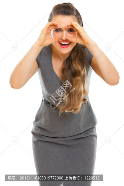 商業(yè)婦女通過(guò)雙目望遠(yuǎn)鏡看雙手