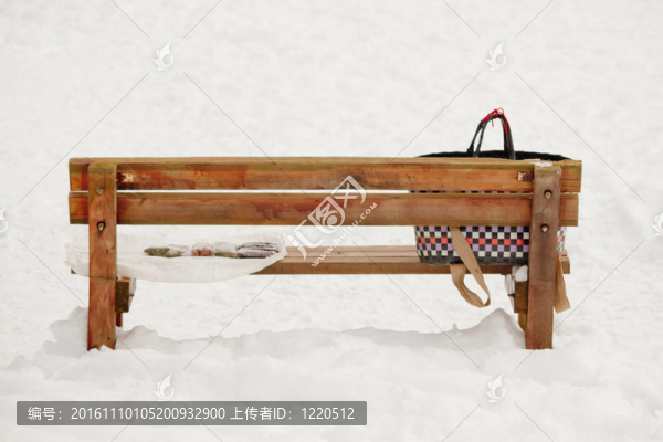 野餐場長凳上的野餐籃