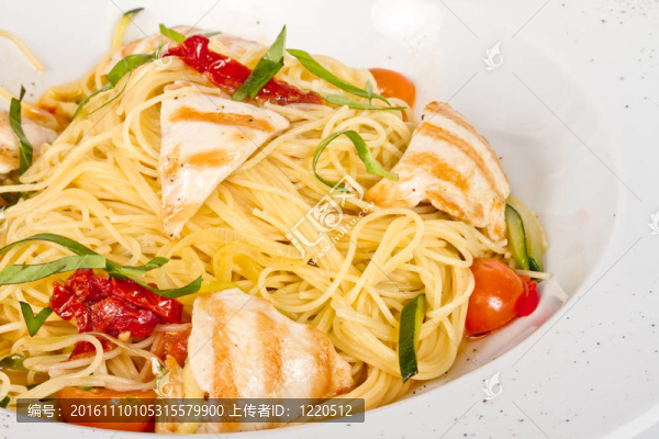 意大利面和雞肉板特寫