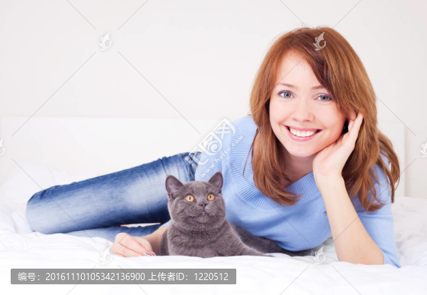 和一只貓的女孩