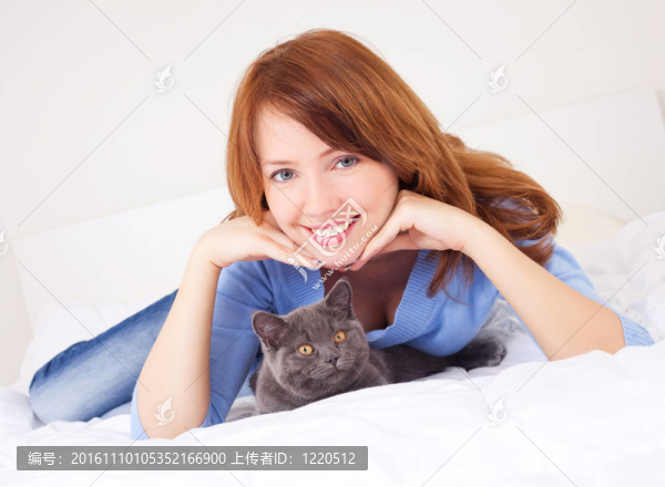 和一只貓的女孩