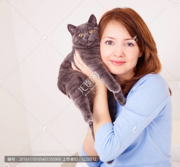 和一只貓的女孩