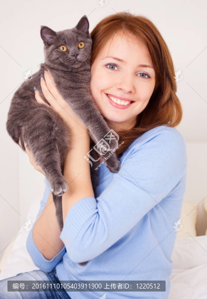 和一只貓的女孩