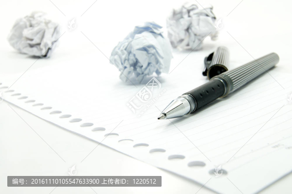揉皺的紙和黑色筆