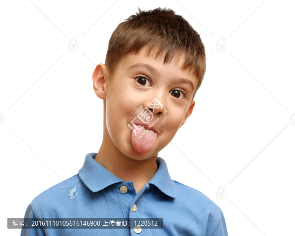 快樂的孩子把他的舌頭孤立在白色的背景