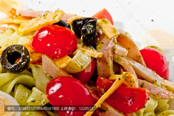 美味的面食照片（tagliatele）臘肉和西紅柿