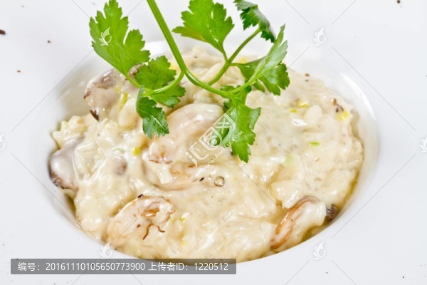 蘑菇燉飯碗。
