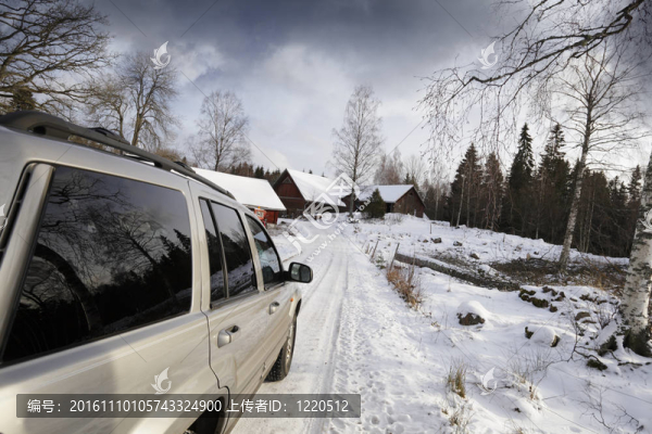 車(chē)；SUV；在積雪的路上