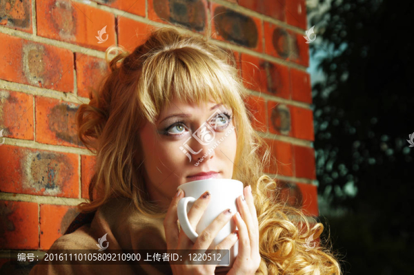 女孩與杯
