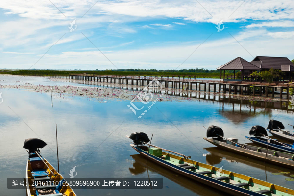 在當(dāng)?shù)氐臑a湖上的船