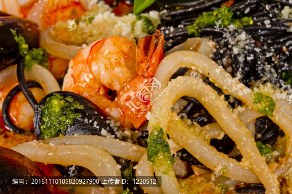 黑面條（用墨魚汁意大利）與shrumps；貽貝、魷魚