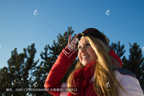 冬天穿運動服的女人看著地平線