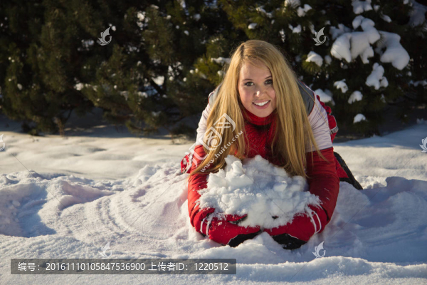 婦女建筑雪樁