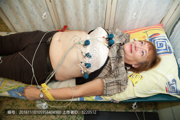 女性患者心電圖檢查過(guò)程中