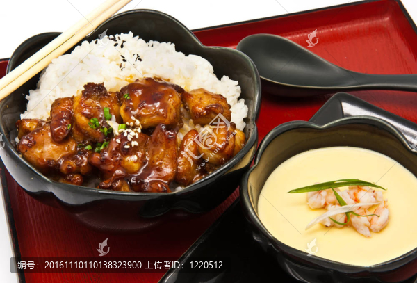 有紅燒雞肉和中國(guó)蒸蛋炒飯