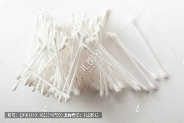 白色棉拭子上的白色