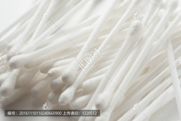 白色棉拭子上的白色