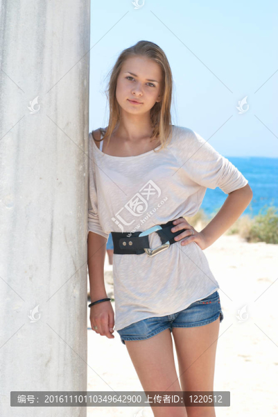 漂亮的金發(fā)女孩戶外