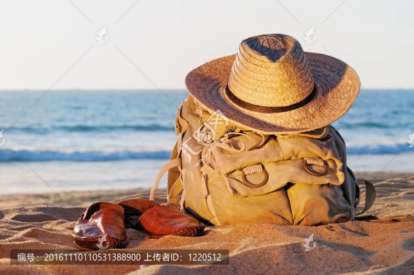 在沙灘上的背包