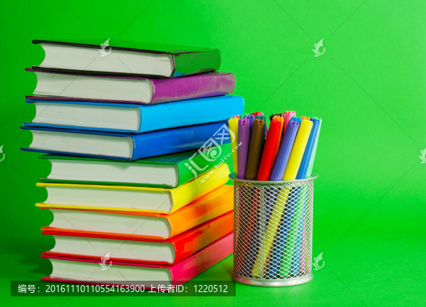 五顏六色的書和帶感覺筆的插座